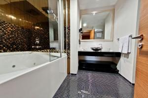 Ένα μπάνιο στο Riva Reşatbey Luxury Hotel