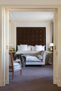 een slaapkamer met een groot bed met een groot hoofdeinde bij Hotel Fenix Gran Meliá - The Leading Hotels of the World in Madrid