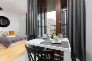 Posteľ alebo postele v izbe v ubytovaní 19 Dzielnica Apartamenty Warszawa by Noclegi Renters