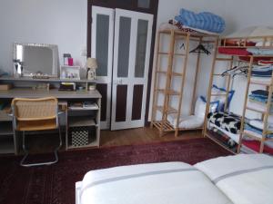 um quarto com beliches, uma secretária e uma cama em chambre d'hôte dans maison privée em Périgueux