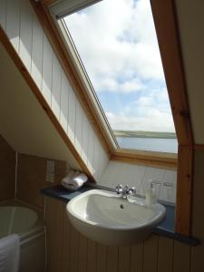 Burray VillageにあるThe Sands Hotel, Orkneyのバスルーム(洗面台、窓付)