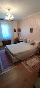 een slaapkamer met een groot bed en een kroonluchter bij L'aura Veneziana in Venetië