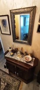 een spiegel boven een tafel met borden bij L'aura Veneziana in Venetië