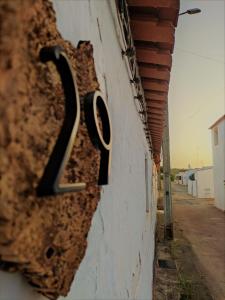 un panneau sur le côté d'un bâtiment avec le numéro 7 dans l'établissement Cabanitas 29 - Refúgio Alentejano, à Mine de São Domingos