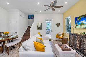 - un salon avec un canapé blanc et un ventilateur de plafond dans l'établissement Margaritaville Cottage, PRIVATE POOL, Near Disney, à Orlando