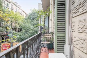 バルセロナにあるAribau Apartmentのバルコニー(テーブル、椅子付)