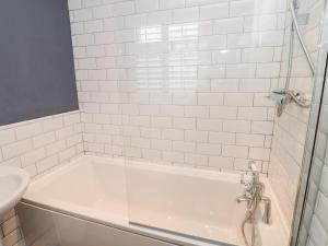 ein weißes Badezimmer mit Badewanne und Waschbecken in der Unterkunft Bay Cottage in North Shields