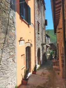 un callejón en un antiguo edificio con macetas en Antico Portale Ospitalità Diffusa, en Acquasparta