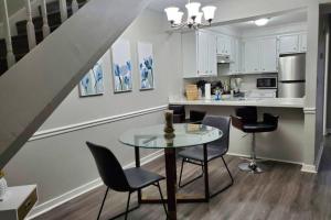 Kitchen o kitchenette sa Modern Designer Townhouse 2Br Ideal for Long Stays!