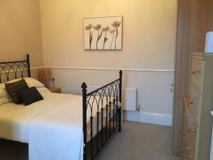 una camera con un letto e una foto appesa al muro di Chaston Manor Hotel a Sandown Altre 3 foto