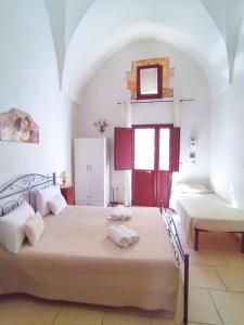Un dormitorio con dos camas en una habitación. en La Dimora della nonna Rosina, en Galatone 41 fotos más