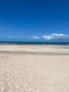 a sandy beach with the ocean in the background at Rede Suítes in Maragogi