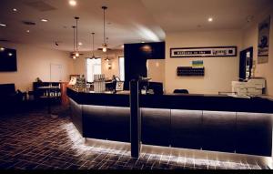 a restaurant with a bar in the middle of a room at The Miners Rest Motel in Kalgoorlie