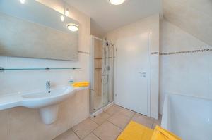a bathroom with a sink and a shower and a toilet at Strandglück FH 1 in Zingst