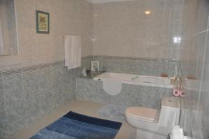 a bathroom with a tub and a toilet and a sink at O cantar dos passarinhos in Fátima