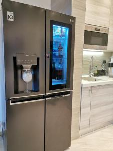 - un réfrigérateur avec une boisson dans la cuisine dans l'établissement Flamma Apartment - Ski in & Ski Out, à Breuil-Cervinia