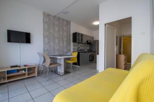 Televízia a/alebo spoločenská miestnosť v ubytovaní Apartments Lantina