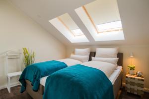 two beds in a room with skylights at Ostsee - Appartement Nr 82 "MeerGlück" im Strand Resort in Heiligenhafen
