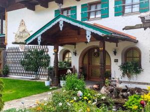 una casa con cenador en el patio en Ferienwohnungen Almbrünnerl - Chiemgau Karte, en Inzell