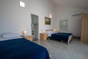 a hotel room with two beds and a mirror at Apartments Lantina in Betina