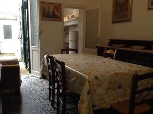 een eetkamer met een tafel en een keuken bij Casa Sara in Viareggio