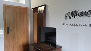 A television and/or entertainment center at Apartamenty Śląsk