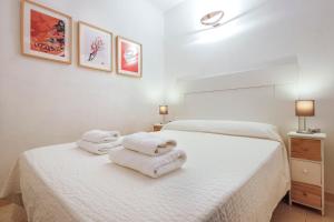 Posteľ alebo postele v izbe v ubytovaní Un respiro en cádiz playa victoria 1 hab y salón con sofa cama