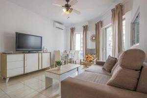 Televízia a/alebo spoločenská miestnosť v ubytovaní Un respiro en cádiz playa victoria 1 hab y salón con sofa cama