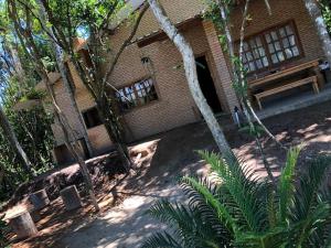 un bâtiment en briques avec un banc devant lui dans l'établissement Casa de Campo - Chácara - Lagoa dos Encantos, à Barra Velha