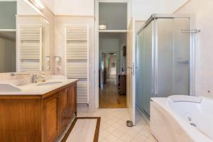 MandreaCasa Zanoni的带浴缸、水槽和淋浴的浴室