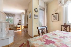 MandreaCasa Zanoni的一间带床的卧室和一间客厅