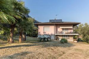 MandreaCasa Zanoni的一个带桌子和棕榈树的房子