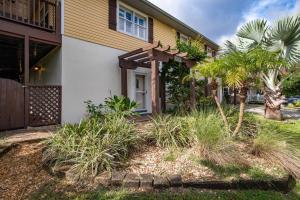 una casa con un jardín delante de ella en Golden Mile Beach Retreat en Saint Augustine