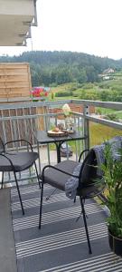 eine Terrasse mit 2 Stühlen und einem Tisch auf dem Balkon in der Unterkunft Apartmán Dvojka in Náchod