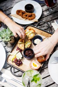 una mesa con una bandeja de comida y dos personas tomadas de la mano en The Boot Inn, en Burton upon Trent