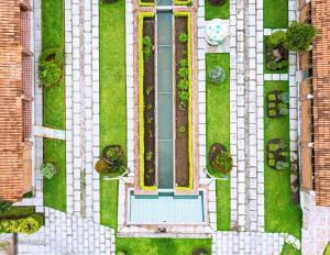 uma vista sobre um jardim com piscina em Hotel Ojo de Agua em Ciudad Hidalgo