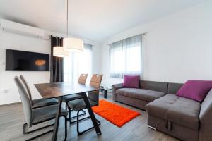 - un salon avec une table et un canapé dans l'établissement Vila Apartments Marina, à Blato