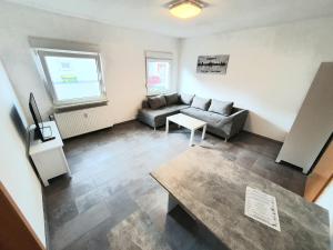 a living room with a couch and a table at Lieblingsmensch Oberhausen mit Terrasse in Oberhausen