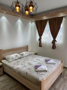 毛茛的住宿－Studio apartment Lalović，一间卧室配有一张床,上面有两条毛巾