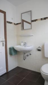 Koupelna v ubytování Modernisierte Ferienwohnung im schönen Sauerland + 18 fotografií