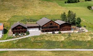 einen Luftblick auf ein großes Holzhaus in der Unterkunft Southern Stables Ranch in Bannberg