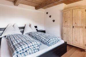 two pillows on a bed in a bedroom at Fohlenwies - romantische Berghütte in Alleinlage Osttirol in Lienz