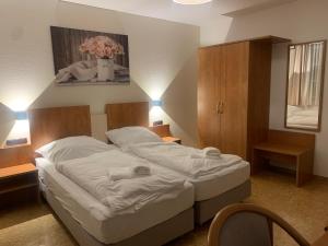 um quarto com uma cama com um vaso de flores em Hotel Gold´ne Krone em Oppenheim