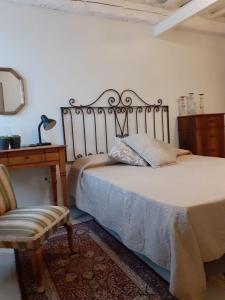 1 dormitorio con 1 cama, 1 silla y 1 mesa en Una finestra sul mare - Appartamento a Fano, en Fano