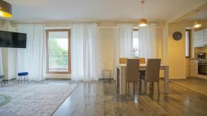 a kitchen and dining room with a table and chairs at Coroni Apart 1 Cu Vedere Panoramica Brasov in Braşov