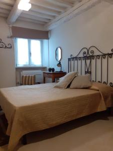 1 dormitorio con 1 cama grande en una habitación en Una finestra sul mare - Appartamento a Fano, en Fano