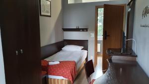 a small bedroom with a bed and a window at Apartamenty Śląsk in Zabrze