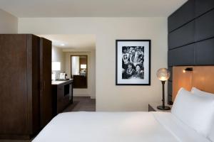 Säng eller sängar i ett rum på Hotel Theodore