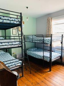 Bunk bed o mga bunk bed sa kuwarto sa BunkHouse