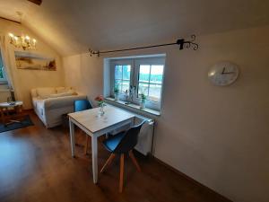 - un salon avec une table et une fenêtre dans l'établissement Apartment Weitblick, à Butjadingen